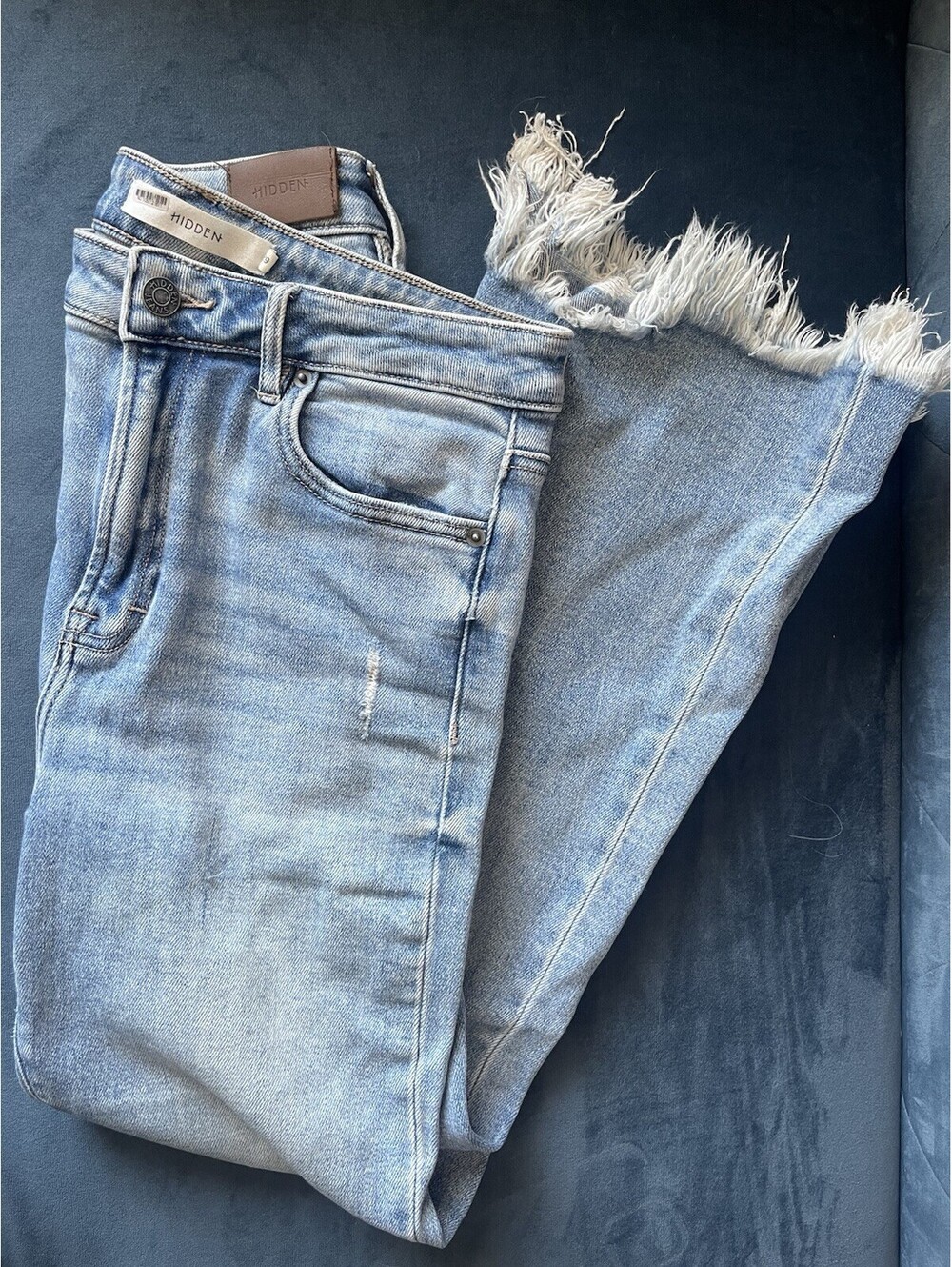 Hidden Jeans 29 Med Lt Wash Frayed Hem Crop Flare Distressed Stretch HD3119C-LT